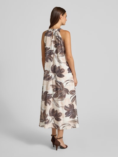 Frauenmodel trägt Midikleid mit Schlüsselloch-Ausschnitt von More & More aus Viskose-Baumwoll-Mix mit Allover-Look, Ganzkörperansicht Rückansicht.