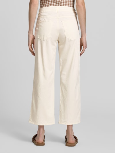 Frauenmodel trägt Straight Leg Hose aus Baumwoll-Mix Modell 'MAINE S' von Brax, Optik: Unifarben, Passform: Straight Fit, Länge: Cropped, Verschluss: Knopf und verdeckter Reißverschluss, Gürtelschlaufen, 5-Pocket-Design, Material: Baumwoll-Mix, helle Farbe, glatte Struktur, Ganzkörperansicht Rückansicht.