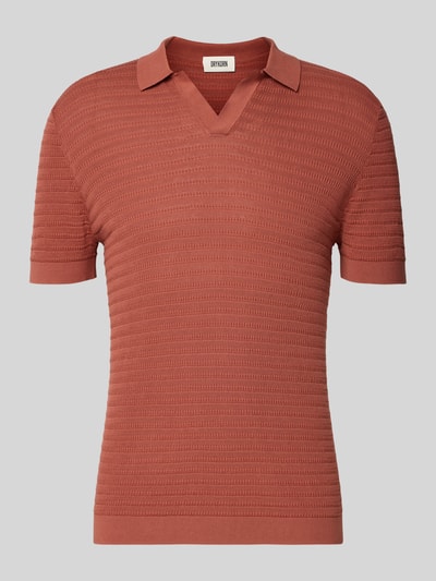 Produktfoto, Slim Fit Strick-Poloshirt mit Strukturmuster Modell 'BRAIAN' von Drykorn in Rostrot, reine Baumwolle, V-Ausschnitt, strukturierte Oberfläche