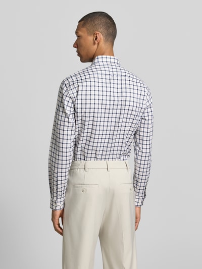 Männermodel trägt Regular Fit Business-Hemd mit Kentkragen von Christian Berg Men in Weiß mit dunkelblauem Karomuster, Reine Baumwolle, Knopfleiste, Sportmanschetten, abgerundeter Saum; Rückenlänge 78 cm, Schulterbreite 47 cm, Ärmellänge 65 cm, Ganzkörperansicht Rückansicht.