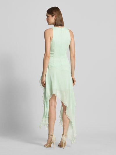 Frauenmodel trägt Cocktailkleid mit asymmetrischem Rock Modell 'IVANA' von Bardot aus mintfarbenem Chiffon mit floralen Applikationen, Taillierter Schnitt, Minikleid, Rückseitiger Haken- und Reißverschluss, Ganzkörperansicht Rückansicht.