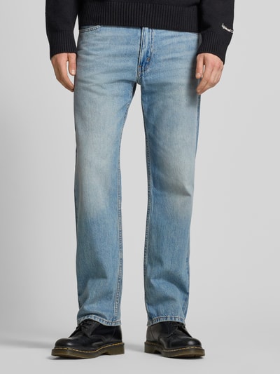 Męski model nosi Straight Fit Jeans im 5-Pocket-Mix Modell 'Lead' od Levi's®, jasnoniebieski denim, krój straight fit, czysta bawełna, szerokość w rozmiarze 32/32: 43 cm, długość nogawki 77 cm, widok całej sylwetki z przodu.