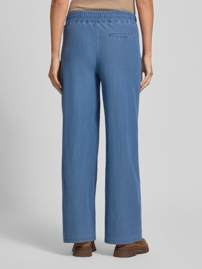 Modelka nosi Wide Fit Jeans mit elastischem Bund Modell 'KATE' von ICHI, mieszanka bawełny z dodatkiem streczu, krój wide fit, pas elastyczny, szerokość w rozmiarze S: 40 cm, długość wewnętrzna nogawki: 80 cm, kolor niebieski, gładka faktura, całkowity widok z tyłu.