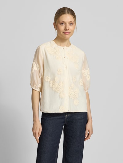 Frauenmodel trägt Regular Fit Bluse mit floralem Zierbesatz von Jake*s Collection, cremefarbener Baumwoll-Mix, Ganzkörperansicht von vorne.