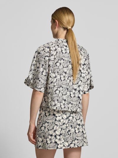 Frauenmodel trägt Loose Fit Bluse aus reiner Baumwolle von Weekend Max Mara mit Allover-Muster in Creme und Schwarz, feine Webstruktur, hochgeschlossen, 1/2-Arm, Ganzkörperansicht Rückansicht.