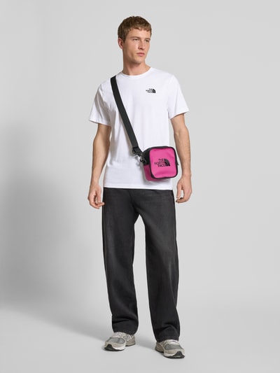 Männermodel trägt Regular Fit T-Shirt mit Logo-Print von The North Face aus Baumwoll-Mix, Rundhalsausschnitt, Herren T-Shirt, Ganzkörperansicht von vorne. Rückenlänge bei Größe M: 69 cm.