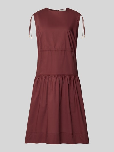 Produktfoto, Midikleid im Stufen-Look mit Rundhalsausschnitt von Christian Berg Woman aus Reine Baumwolle in A-Linie, bordeauxrot, Struktur sichtbar.