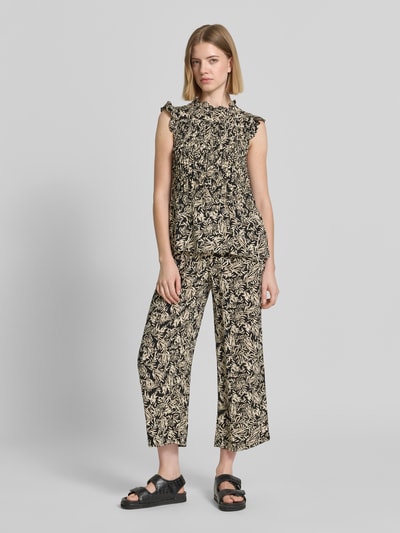 Frauenmodel trägt Straight Fit Stoffhose aus reiner Viskose-Mix Modell 'Faye' von Soyaconcept mit floraler Allover-Print, Ganzkörperansicht von vorne. Damen Stoffhose, Verkürzte Passform, elastischer Bund mit Tunnelzug, Bundweite 37 cm, Innenbeinlänge 64 cm.
