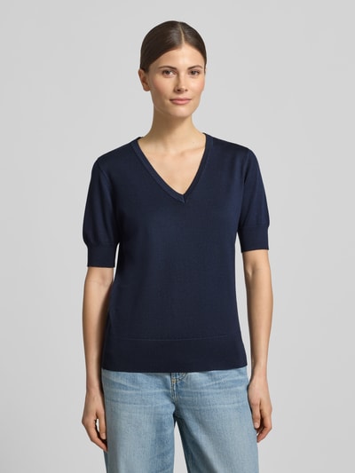 Vrouwenmodel draagt donkerblauw gebreid shirt van FREE/QUENT, viscosemix met stretch, regular fit, model 'Katie', V-hals, ruglengte maat S 59 cm, mouwlengte maat S 26 cm, vooraanzicht van het hele lichaam.