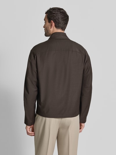 Männermodel trägt Regular Fit Hemdjacke mit Reißverschluss Modell 'RIKKO' von DRYKORN in Dunkelbraun, Woll-Material-Mix, Rückenansicht.