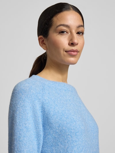 Frauenmodel trägt Regular Fit Strickpullover mit Crew Neck Modell 'DOFFY' von Vero Moda, unifarben, Langarm, Nahaufnahme Oberkörper.