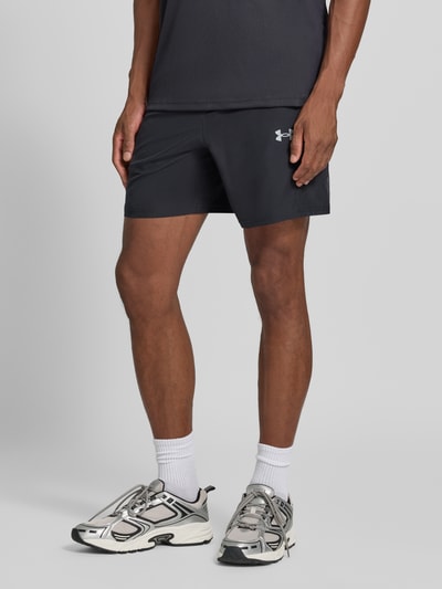 Mannenmodel draagt zwarte Regular Fit Sportshorts met elastische band model 'UTILITY' van Under Armour, Heren, detailopname benen.