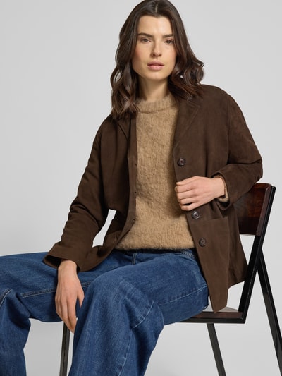 Frauenmodel trägt Velour-Lederjacke mit Knopfleiste von Stefanel in Braun, Regular-Fit, Reverskragen, Echtleder, Ganzkörperansicht von vorne, Rückenlänge 68 cm, Schulterbreite 41 cm, Brustweite 52 cm, Ärmellänge 62 cm.