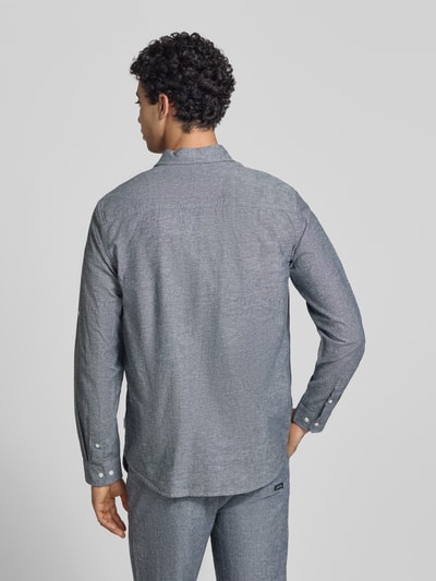 Männermodel trägt Regular Fit Freizeithemd mit Kentkragen Modell 'ABAN' von Blend in Grau, Strukturstoff, Ganzkörperansicht Rückansicht. Schulterbreite 42 cm, Ärmellänge 67 cm, Rückenlänge 80 cm.