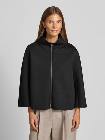 Frauenmodel trägt Jacke aus Viskose-Mix mit Stehkragen von Rinascimento in Schwarz, weiter Schnitt, glatte Struktur, Ganzkörperansicht von vorne.