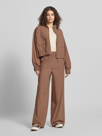 Vrouwenmodel draagt Wide Leg Hose met Label-Patch Model 'Hazel' van OH APRIL, puur katoen, elastische band, Ganzkörperansicht von vorne