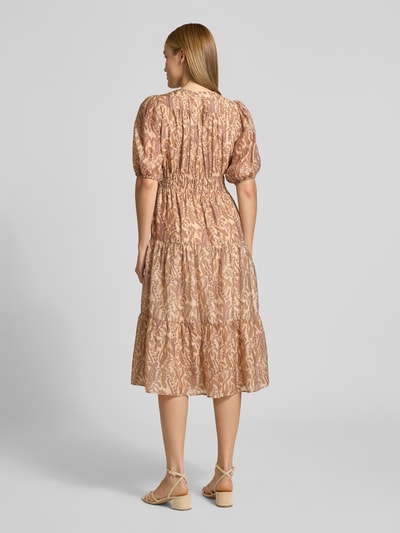 Frauenmodel trägt Midikleid aus Lyocell-Mix Modell 'Tanyssa' von Bash mit Paisley-Print in Beige, tailliert, Rückenansicht, Ganzkörperansicht.