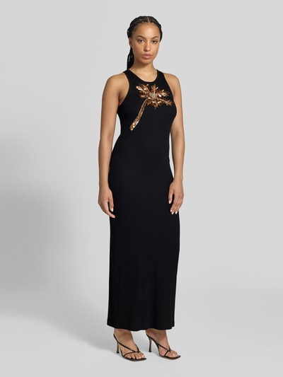 Frauenmodel trägt schwarzes Slim Fit Maxikleid mit Ziersteinbesatz von Rabanne aus elastischem Baumwoll-Mix, Ganzkörperansicht von vorne.