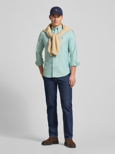 Männermodel trägt Freizeithemd mit Knopfleiste von Polo Ralph Lauren in Mint, Reine Baumwolle, Regular-Fit, Button-Down-Kragen, Label-Stitching, Ganzkörperansicht von vorne.