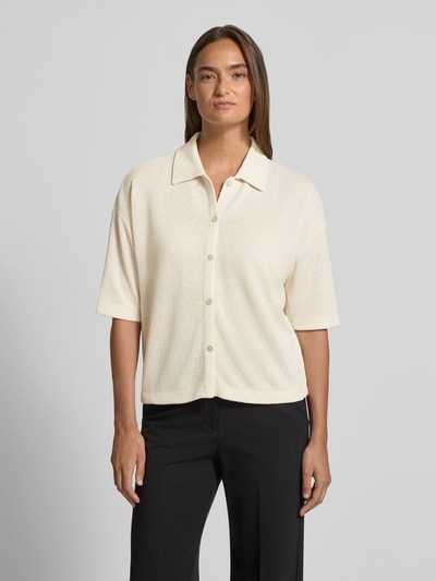Frauenmodel trägt Strickshirt aus Viskose-Mix mit Polokragen Modell 'Sitrica' von OPUS, Relaxed-Fit, Knopfleiste, cremefarben, Ganzkörperansicht von vorne.