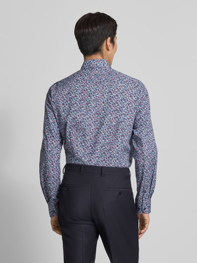 Męski model nosi Slim Fit Businesshemd aus Bawełna z kołnierzykiem typu kent od OLYMP Level Five, ciemne tło, listwa guzikowa, długi rękaw, długość tyłu 82 cm, szerokość ramion 46 cm, długość rękawa 70 cm, całkowity widok z tyłu.