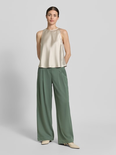 Vrouwenmodel draagt Wide Leg Pants met Biesen model Henrika van MSCH Copenhagen, materiaalmix met viscose, groen, wide fit, steekzakken, strookzakken, haakjes- en ritssluiting, bandwijdte maat S 37 cm, binnenbeenlengte maat S 80 cm, voorkant, full body.