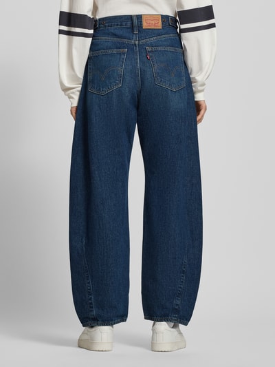 Frauenmodel trägt Levi's® Jeans mit 5-Pocket-Design aus reiner Baumwolle, lockerer Schnitt, dunkelblau, Ganzkörperansicht Rückansicht.