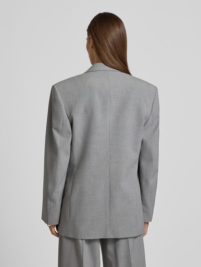 Vrouwenmodel draagt Regular Fit Longblazer met Brosche Modell 'ANTEGI' van HUGO, melangegrijs, lange mouwen, Ganzkörperansicht Rückansicht.