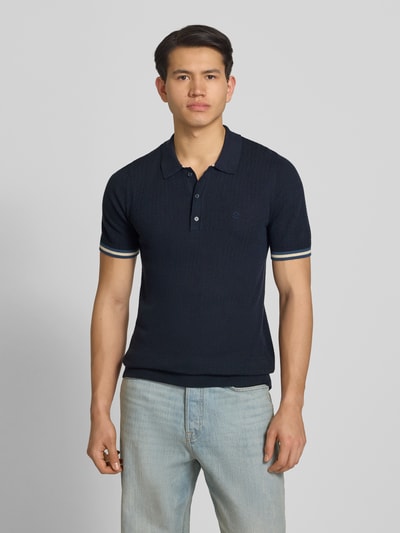 Männermodel trägt Slim Fit Poloshirt mit Strukturmuster und Knopfleiste von Superdry aus Reine Baumwolle, Ganzkörperansicht von vorne. Rückenlänge bei Größe M: 61 cm