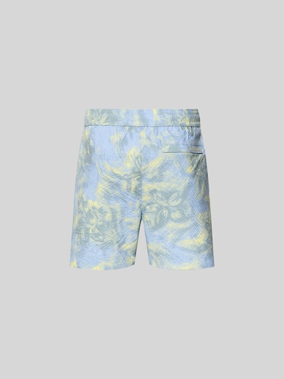 Produktfoto, Badehose mit Strukturmuster von MAISON KITSUNÉ in Hellblau und Gelb, Gesäßtasche, gerade Passform, elastischer Bund, Eingrifftaschen, Innenbeinlänge bei Größe M 13 cm, Bundweite bei Größe M 42 cm