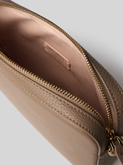 Coccinelle Crossbody Bag mit Label-Detail Modell 'TEBE' Taupe 5
