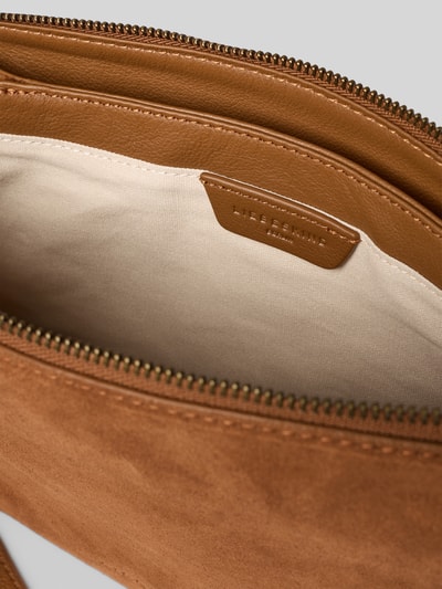 Produktfoto, Schultertasche aus Leder Modell 'NINA' von LIEBESKIND BERLIN in Braun, Detailaufnahme des Innenraums mit Label-Detail, Reißverschluss und cremefarbenem Innenfutter, echtes Leder, Hauptfach sichtbar, kompakte Maße und Schulterriemen.