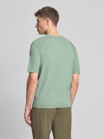 Männermodel trägt Regular Fit Pullover aus Modal-Mix mit Seiden-Anteil Modell 'SPIRIT70' von BOSS, Optik: Unifarben, Ganzkörperansicht Rückansicht