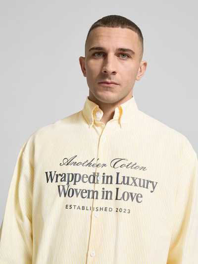 Männermodel trägt Regular Fit Freizeithemd mit Statement-Print von ANOTHER COTTON LAB, Baumwoll-Mix, Nahaufnahme Oberkörper.