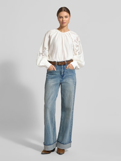 Frauenmodel trägt Langarmbluse aus Lyocell-Mix Modell 'MOLLY' von Copenhagen Muse, Satin mit floralen Spitze-Einsätzen, lockere Passform, Ganzkörperansicht von vorne.