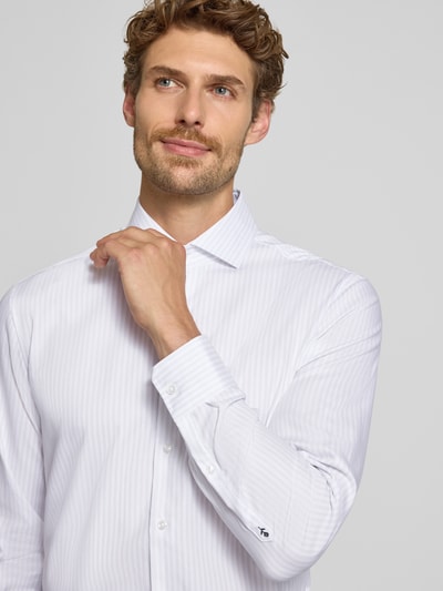 Männermodel trägt wit regular fit zakelijk overhemd van puur katoen, witte strepen, Regular Fit Businesshemd aus reiner Baumwolle van Seidensticker, Nahaufnahme Oberkörper