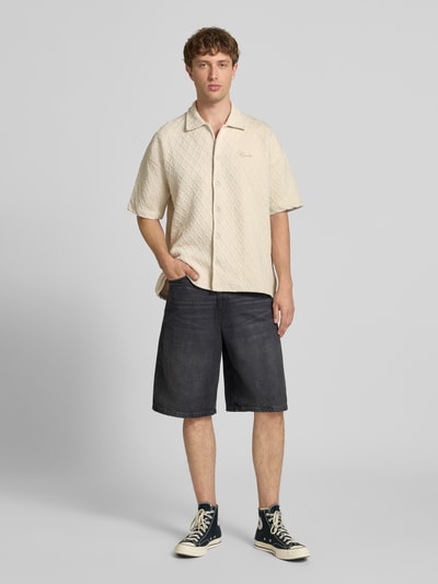 Männermodel trägt Modern Fit Freizeithemd mit Logo-Stitching Modell 'Jovren' von Pegador, beige, Strukturmuster, Baumwollmix, Ganzkörperansicht von vorne