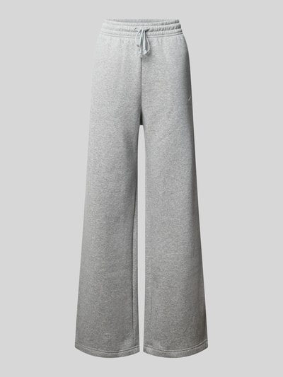 Produktfoto, Loose Fit Sweatpants mit Logo-Stitching Modell 'Phoenix' von Nike aus grauem Baumwoll-Mix, weiter Schnitt, Tunnelzug, glatte Textur.