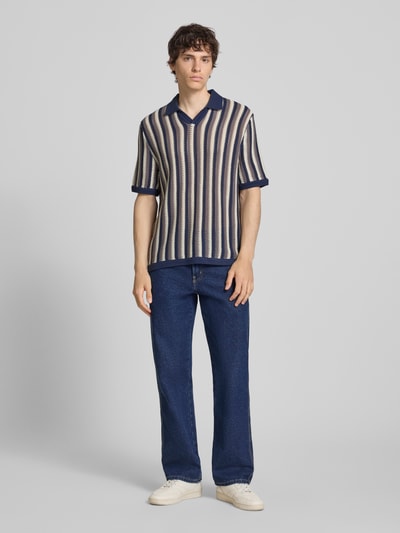Männermodel trägt Regular Fit Poloshirt aus Baumwoll-Mix Modell 'THUE' von Only & Sons, Optik:Allover-Muster, Ganzkörperansicht von vorne
