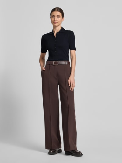Vrouwenmodel draagt Slim Fit Poloshirt uit katoen-modal-mix van Marc O'Polo, look: effen, korte mouw, ribtricot, met labelstitching, polokraag, korte knoopsluiting, mix van katoen en modal, Ganzkörperansicht von voren.