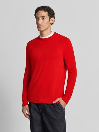 Männermodel trägt Kaschmirpullover mit gerippten Abschlüssen von Christian Berg Men in Rot, Rundhalsausschnitt, gerade Form, Ganzkörperansicht von vorne.
