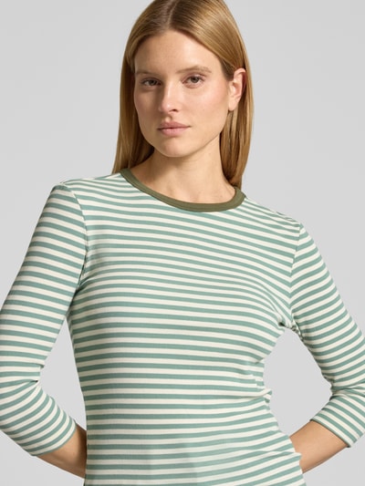 Frauenmodel trägt T-Shirt mit Streifenmuster und 3/4-Arm von Christian Berg Woman aus Baumwoll-Viskose-Mix, Slim-Fit, Nahaufnahme Oberkörper.