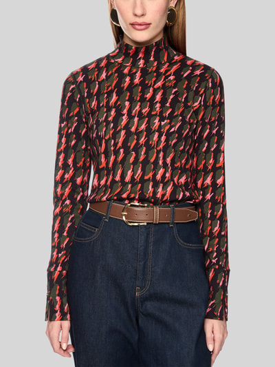 Vrouwenmodel draagt Longsleeve met Rollkragen van Marc Cain, Mix van katoen en elastaan, getailleerde pasvorm, riblook, col, knopen aan mouwboord, ruglengte bij maat 36 58 cm, Nahaufnahme Oberkörper