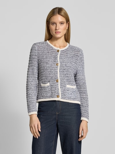 Modelka kobieca ma na sobie Strickjacke mit Rundhalsausschnitt und Knopfleiste von Christian Berg Woman Selection, szara melanż, czysta bawełna, krój regular fit, okrągły dekolt, kieszenie, widok całej sylwetki z przodu