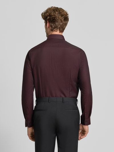 Männermodel trägt Body Fit Businesshemd aus Baumwoll-Mix von OLYMP in dunklem Rot, glatte Struktur, Ganzkörperansicht Rückansicht, Herren Businesshemd von OLYMP Level 5.