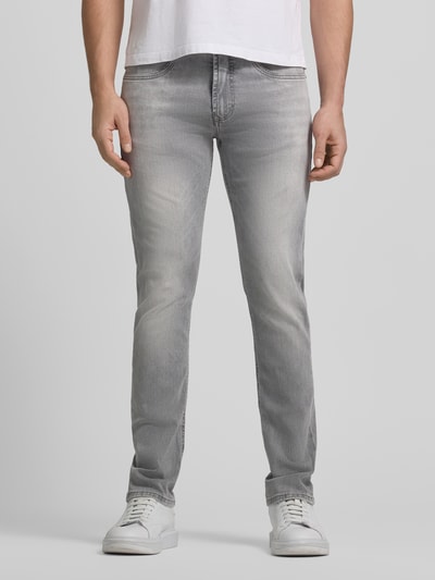 Männermodel trägt Jeans mit 5-Pocket-Design von MAC in Hellgrau, gerader Schnitt, Baumwoll-Mix, Ganzkörperansicht von vorne.