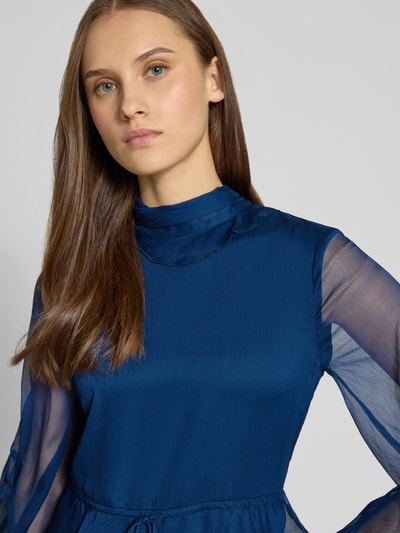 Frauenmodel trägt Cocktailkleid in Minilänge Modell 'NORAH' von Bardot aus blauem Chiffon, Stehkragen, 3/4-Ärmel, taillierte Passform, Nahaufnahme Oberkörper.