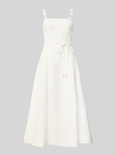 Produktfoto, Cocktailkleid aus Leinen-Viskose-Mix von Forever New in Weiß mit schmalen Trägern, Taillenband und floralen Details.