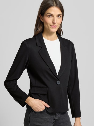 Kobiece modelka ma na sobie czarny Regular Fit Blazer mit Viskose-Anteil Modell 'Nanni' od FREE/QUENT, elastyczny materiał, guzik, klapy, krój regular fit, szerokość w rozmiarze S: 50 cm, długość pleców: 61 cm, długość rękawa: 56 cm, widok na górną część ciała z przodu