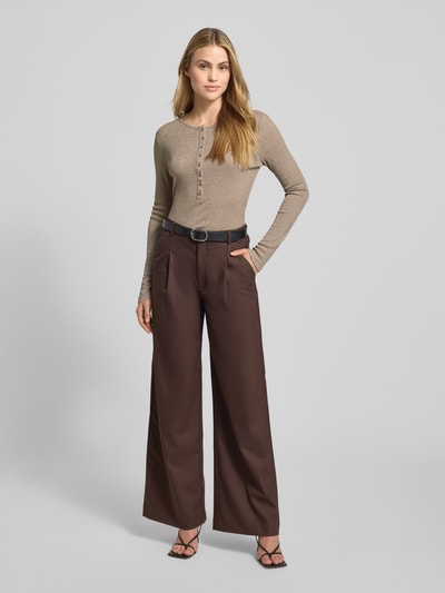 Modelka nosi Longsleeve aus Viskose-Mix mit Knopfleiste Modell 'Sosmica' von OPUS, krój slim fit, okrągły dekolt, długość pleców w rozmiarze 36: 57 cm, brązowe odcienie, struktura gładka, pełen widok z przodu.
